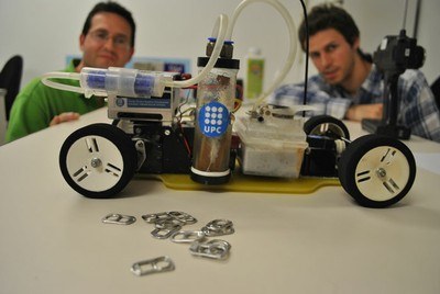 Crean el primer coche de radio control que funciona con anillas de latas de refresco